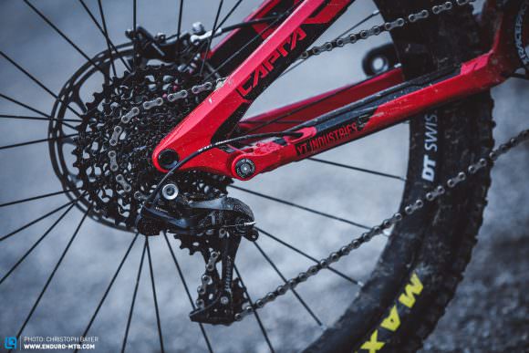 While the YT CAPRA CF Pro Race employs carbon for the main frame and seat stays, YT chose to keep the chainstays in aluminium as a way to reduce costs – plus, they’re a spot where carbon often neither saves weight nor boosts stiffness.