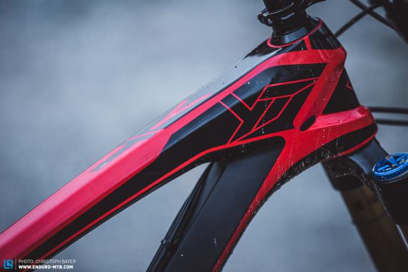 Markant Die Rohrshape und das Design des steifen Carbonrahmens versprühen Motocross-Optik und passen perfekt zur aggressiven Attitude des Bikes.