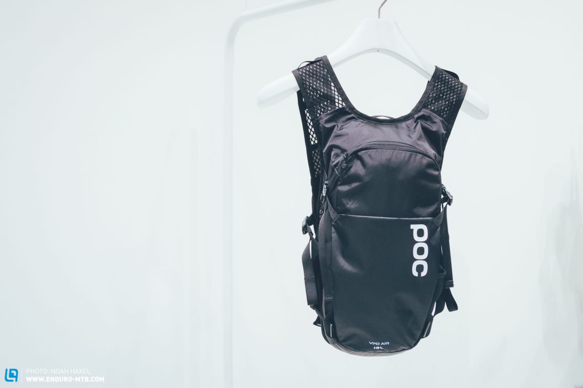 POC hat sich mit einer cleanen Designsprache einen Namen gemacht und auch der Spine Air Backpack ist keine Ausnahme.
