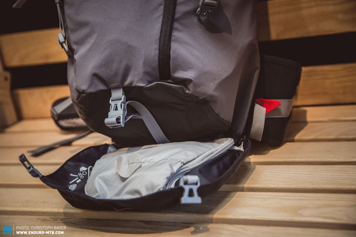 The tool pocket is on the underside of the backpack and can be clipped on and off when needed. Offering easy access, it also doubles as a fastening mount for protectors.
