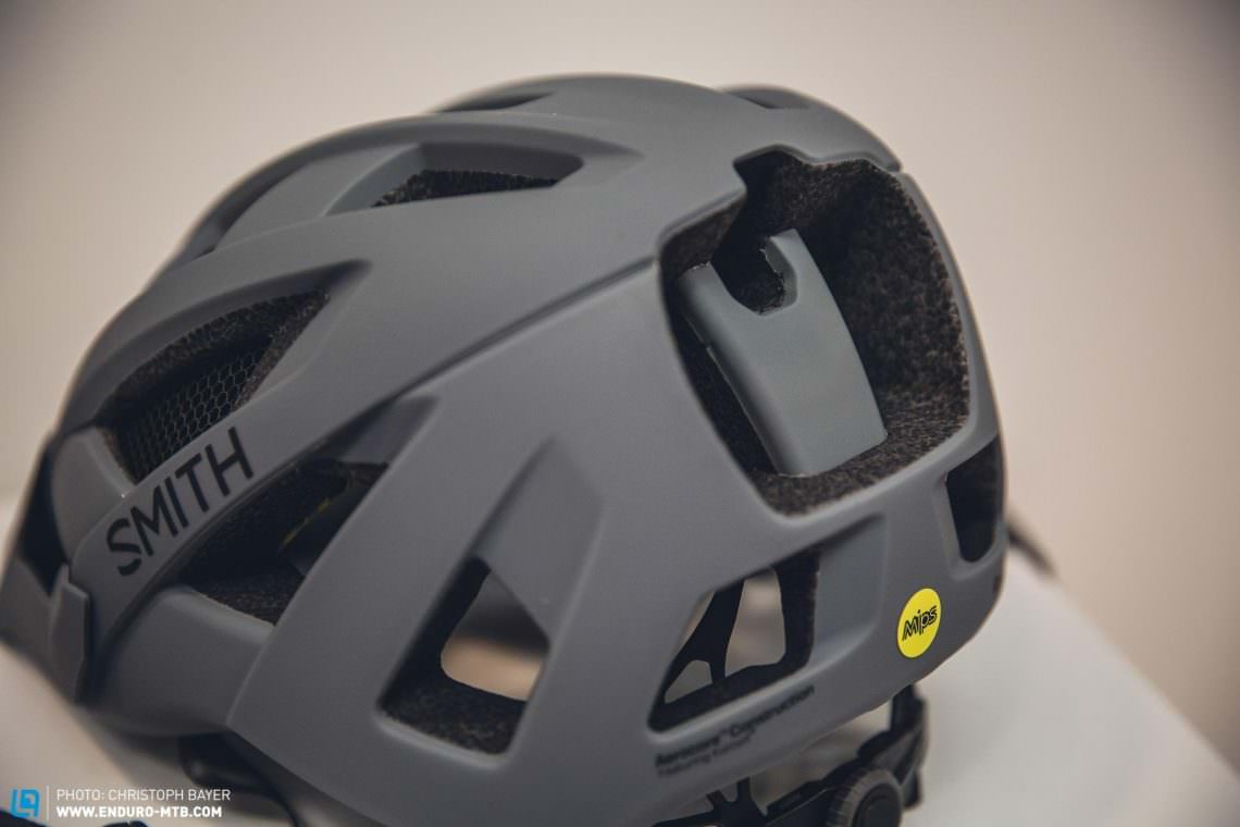 Eine tief nach unten gezogene Helmschale soll optimalen Schutz garantieren. 