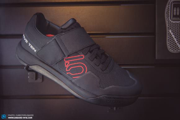 The FiveTen Hellcat Pro with it’s large velcro fastener and additional toe protection costs € 169.95.