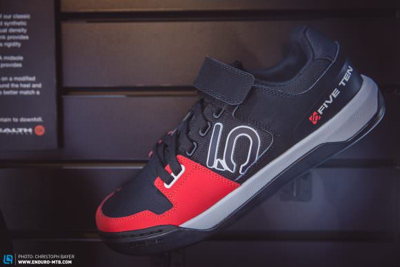 The ‘normal’ Hellcat has a smaller velcro strap and is priced at €139.95.