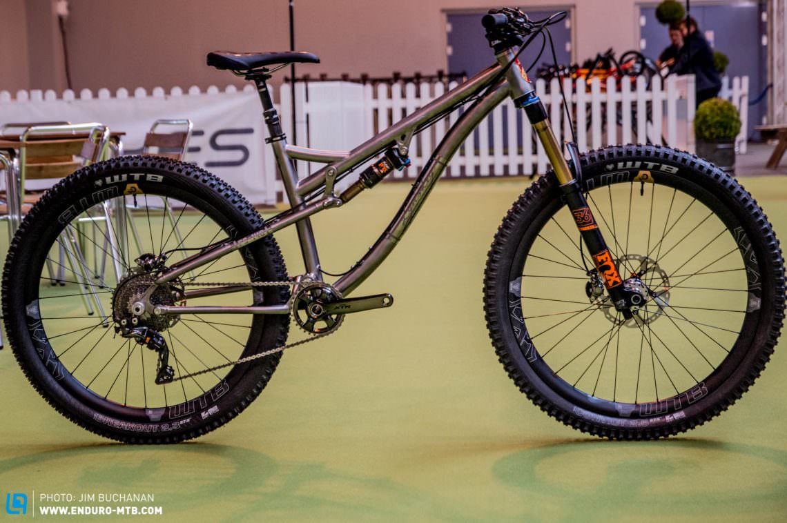The Lynskey 2.75 FS-140 Titanium full suspension trail bike is a work of art in itself, eye-catching and unique. The frame retails at around € 2435,00.