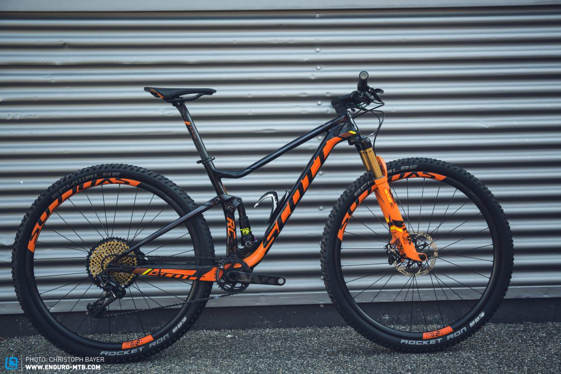 An Olympic-worthy whip for all– the SCOTT Spark RC SL has 100 mm of travel, is gnashing at the teeth for speed and weighs a significant chunk under 10 kg.
