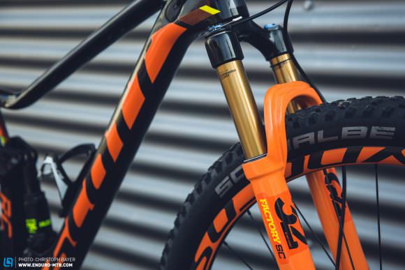 The RC model relies on the super lightweight FOX 32 Stepcast fork.