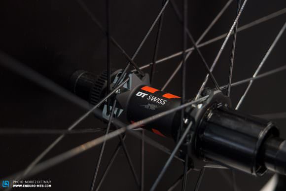 When it comes to hubs, the 1501 SPLINE ONE rely on the legendary 240s with a 36t ratchet system and straight-pull competition spokes. 