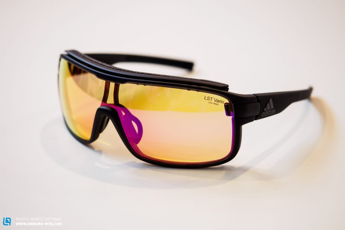 The photochromic vario filter adjusts the tint of the single-piece lense depending on the lighting conditions.