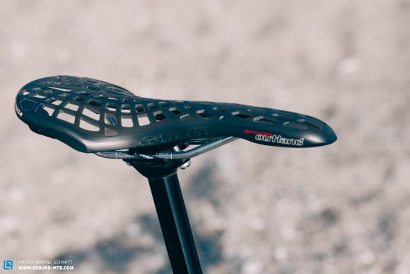 Cécile has mounted a futuristic-looking Tioga Spyder Outland saddle on her COMMENCAL.