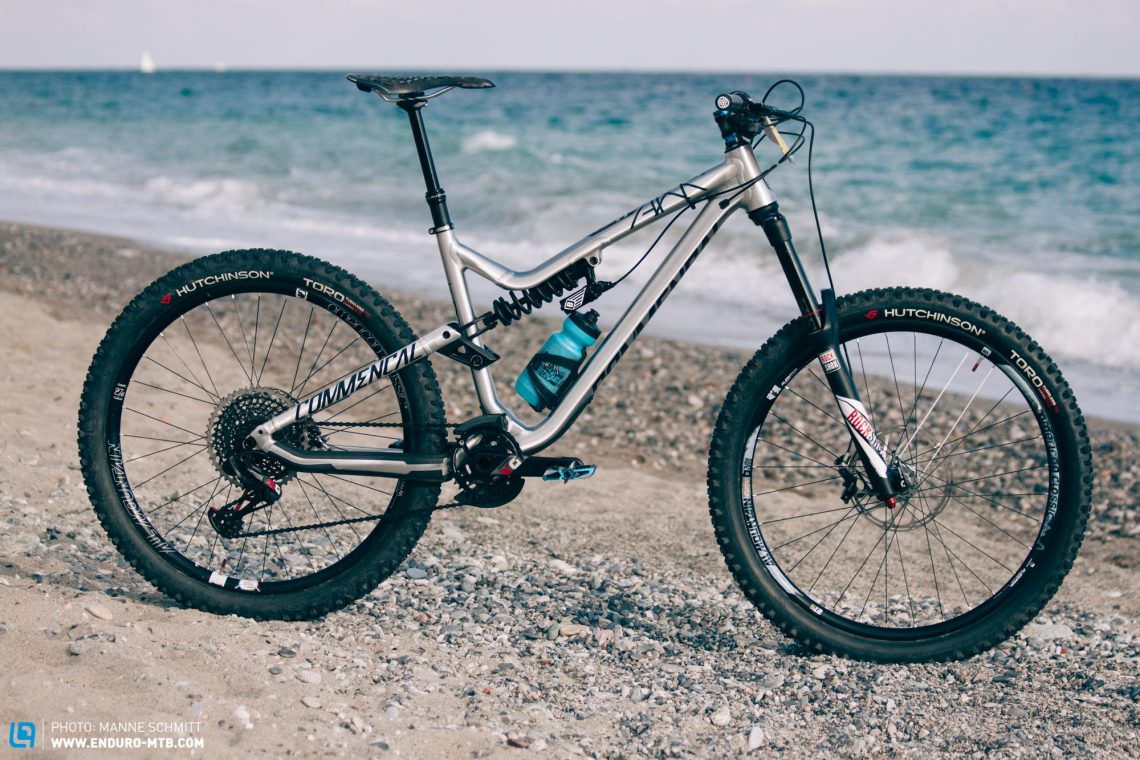 Cécile rides a medium-sized COMMENCAL META AM V4.2, and the race-ready bike tips the scales at 14.5 kg.