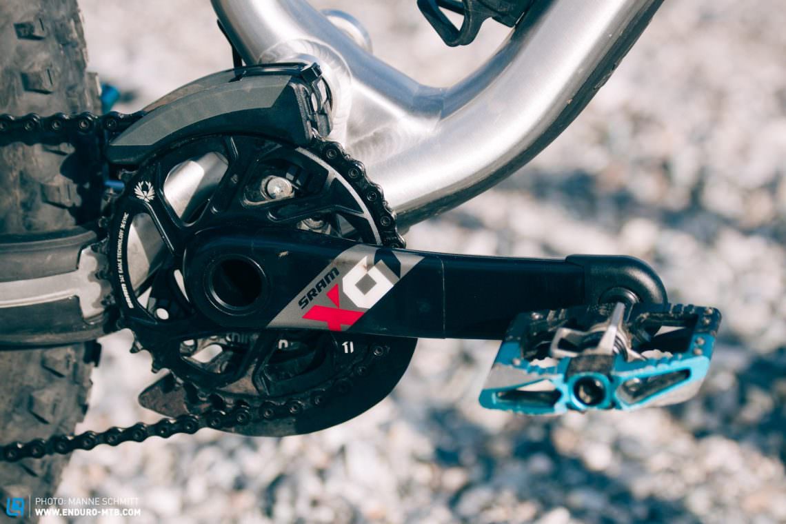 The carbon chain guide from E*thirteen Components keeps the chain securely on the 34T SRAM Eagle chainring. She can build up rapid speed pedaling on the 170 mm cranks and the Crankbrothers Mallet E pedals, which won the coveted Design & Innovation Award.