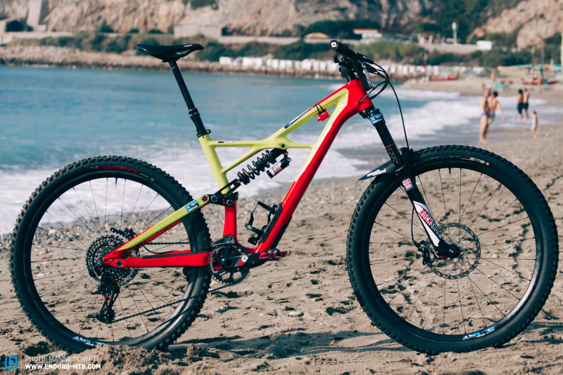 The new Enduro features Specialized’s SWAT system, which gives space in the downtube to stow your essentials while riding. At the front he’s got a RockShox Lyrik with 170 mm of travel, and Curtis rides this with 116 psi.