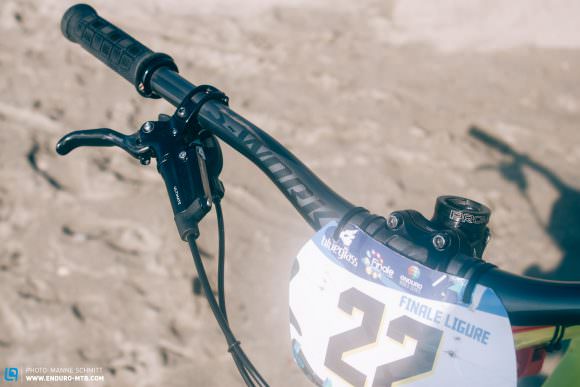 Curtis has mounted S-Works DH Carbon bars that are 760 mm wide, and teamed these with a 40 mm stem from TRUVATIV. Braking comes courtesy of Avid CODE calipers with SRAM Guide Ultimate levers and 180 mm disc brake rotors.