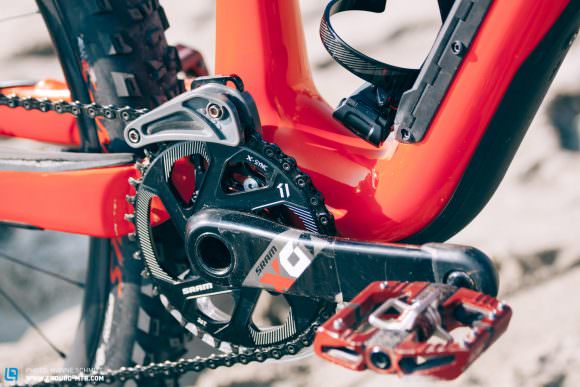 In Finale, Curtis was ridng a SRAM XX1 Eagle 36-tooth chainring with 170 mm SRAM X01 Eagle cranks. The Crankbrothers Mallet E pedals are the secure point of contact.