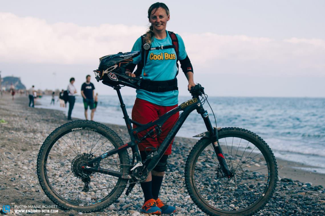 Emily Horridge ist eine ehemalige DH-Fahrerin aus Großbritannien. Sie lebt in Les Arcs in Frankreich und zeigt dort als Mountainbike-Guide ihren Kunden die wunderschön flowigen Singletrails der französischen Alpen. Sie setzt auf große Laufräder mit ihrem Intense Carbine 29.