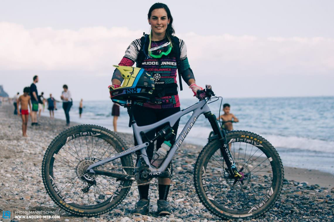 Die Kanadierin Geneviève Baril arbeitet als Ärztin und nimmt mit Begeisterung auf der ganzen Welt an Enduro-Rennen teil. Sie ist Markenbotschafterin für Juliana Bicycles und nahm mit einem Juliana Roubion 2016 für das kanadische Frauenteam Muddbunnies Racing beim EWS in Finale teil. Dieses Jahr war sie mit einem DVO-Fahrwerk aus DVO Diamond und Topaz T3Air unterwegs.
