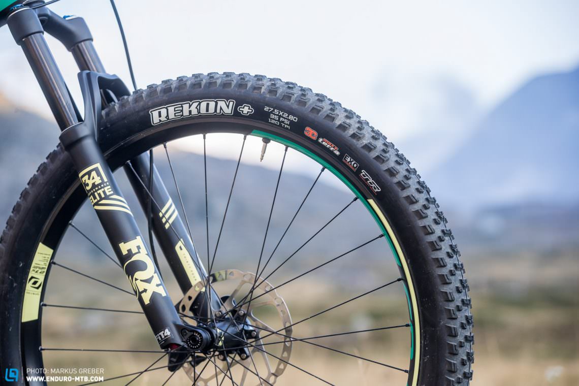Alongside dialing the suspension elements to suit your personal weight, you’ve got to tune in the right tire pressure – particularly if you’re riding plus-size tires. We’d recommend around 1.1 bar in the wide 2.8″ tires.