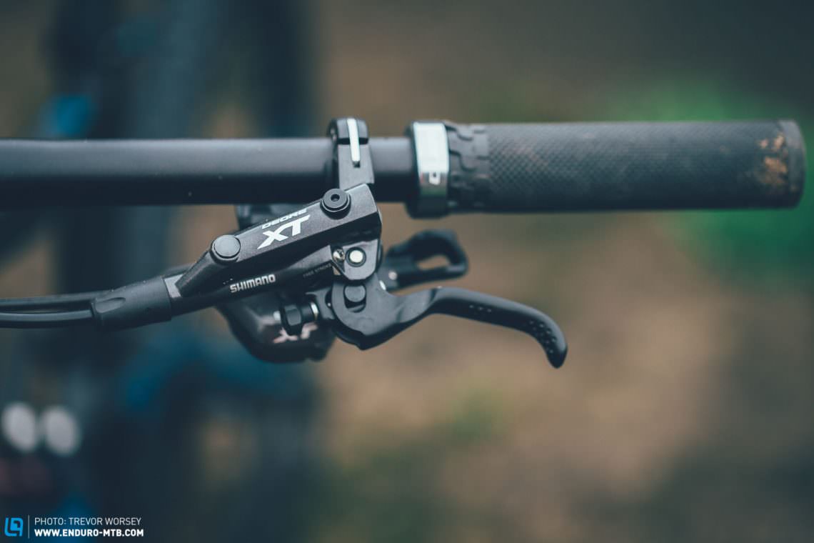 Powerful anchors: The Shimano XT brakes have enough power to stop a charging bull. With good modulation and precise control, they are the best in test.