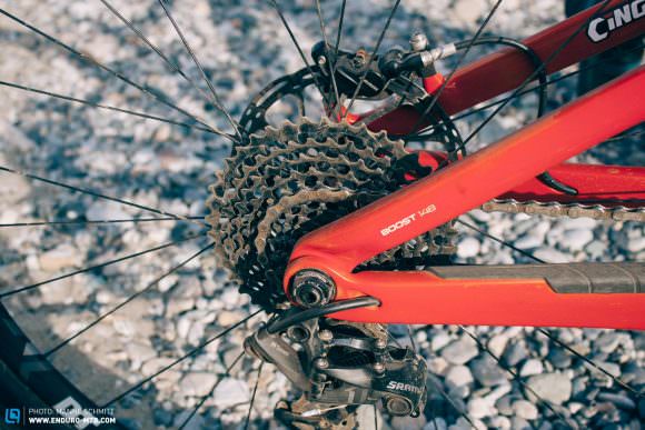 The SRAM X1 groupset with a 10x42 cassette and 34-tooth chainring mean that Alex picks up speed. Side note: the SRAM XO 1 Eagle cassette was too expensive for the Italian rider.