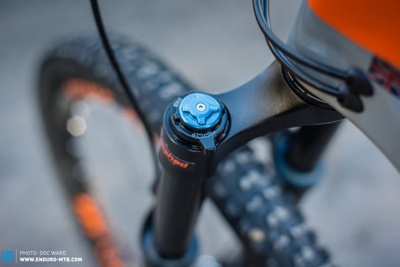 The outer black lever controls the high speed compression or climbing, trail, descending; our tester prefered to leave this fully open in all conditions. The inner blue dial is controls the low-speed compression.