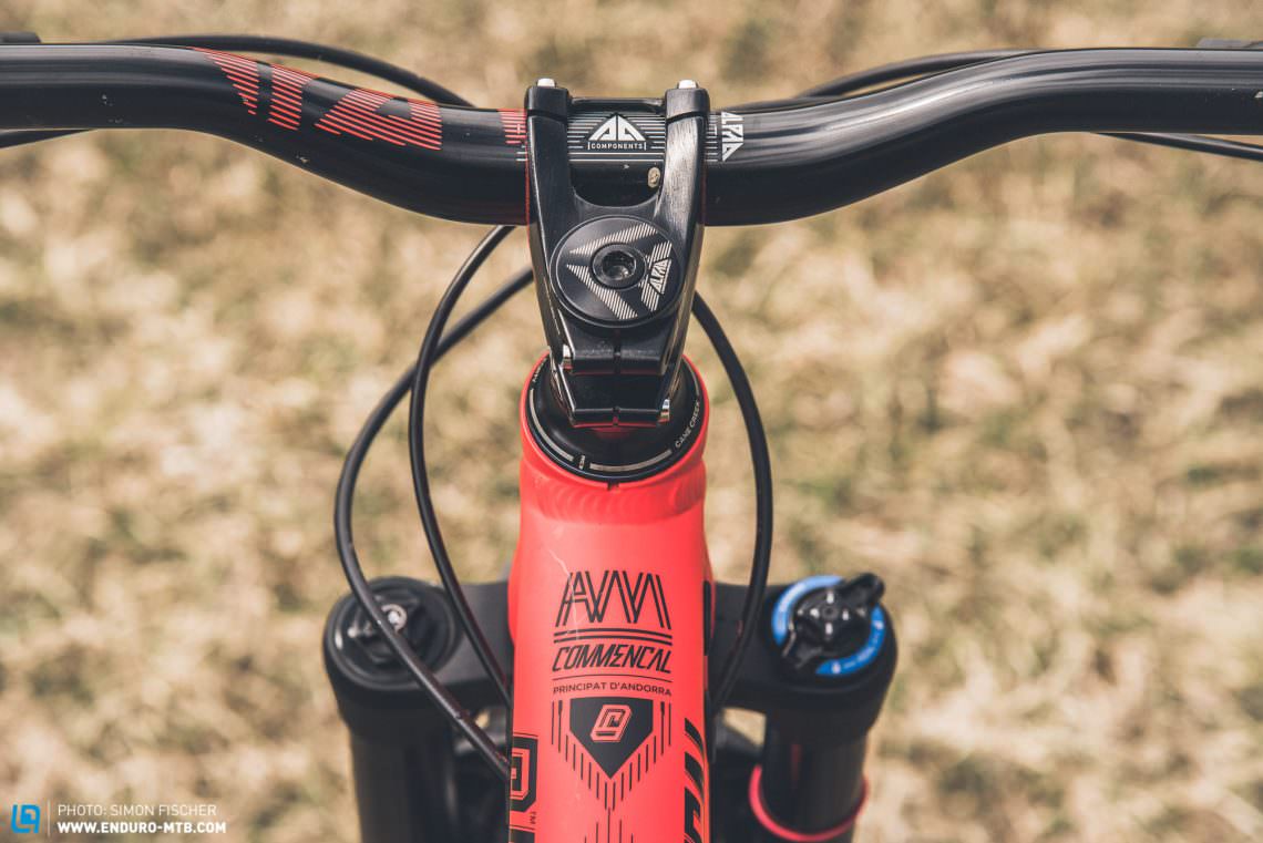 Impeccably colour coordinated, the bars, stem, saddle and grips all hail from COMMENCAL’s own brand RIDE ALPHA.