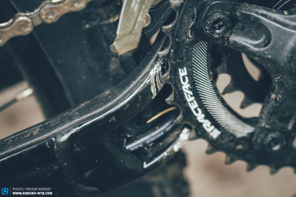 Sometimes chains falls off, it's a fact of life. However the Trek Fuel’s chainstay design gives just enough space for the chain to slip inside and then jam, causing ugly scratches when retracted.