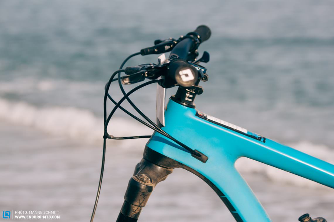 The unusually flat brake levers are pretty special on Yoann Barelli’s Giant Reign Advanced.
