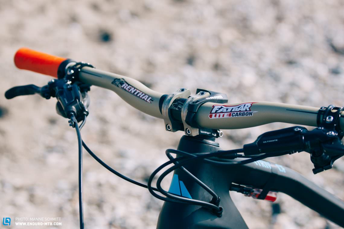 Justin rides with Fatbar Carbon Lite bars from Renthal, which are decked out Ergon GA2grips. The Renthal Fatbar Lite Carbon have been out since spring in a 35 mm offering.