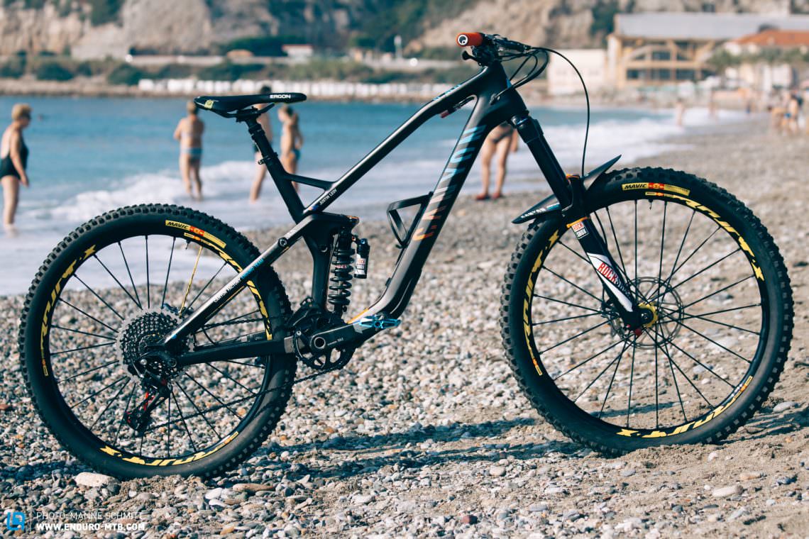 Justin Leov’s Canyon Strive CF was built up as a mini downhiller for the EWS in Finale with a RockShox Vivid R2C steel spring rear shock and RockShox Lyrik with 170 mm of suspension.
