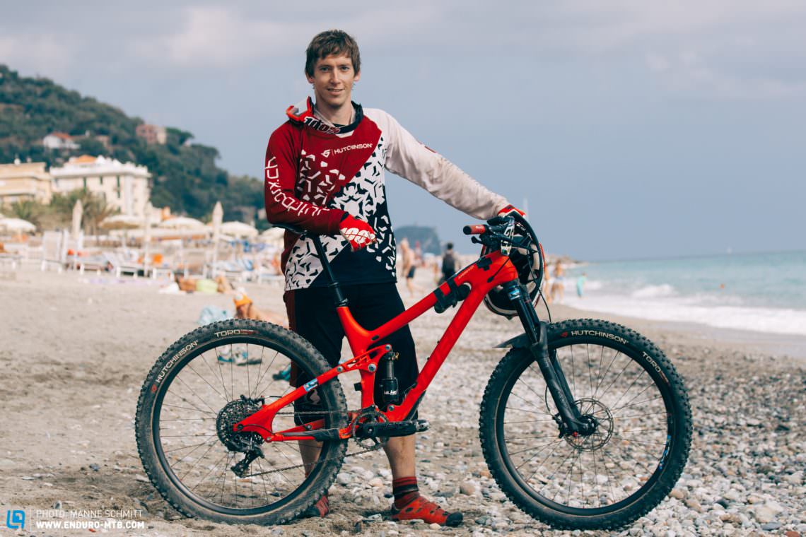 His teammate Adrian Gerber raced on a postbox-red Norco Sight C 7.1 in Finale Ligure. His post-race thoughts: “With 150 mm at the front and 140 at the rear, I had quite a lot of hits to suck up!” His stylish looking bike – with carbon wheels and sexed-up anodized aluminium screws on the discs, brake calipers and stem – tips the scales at no less than 12 kg. His grin is testament to his satisfaction with 161st.