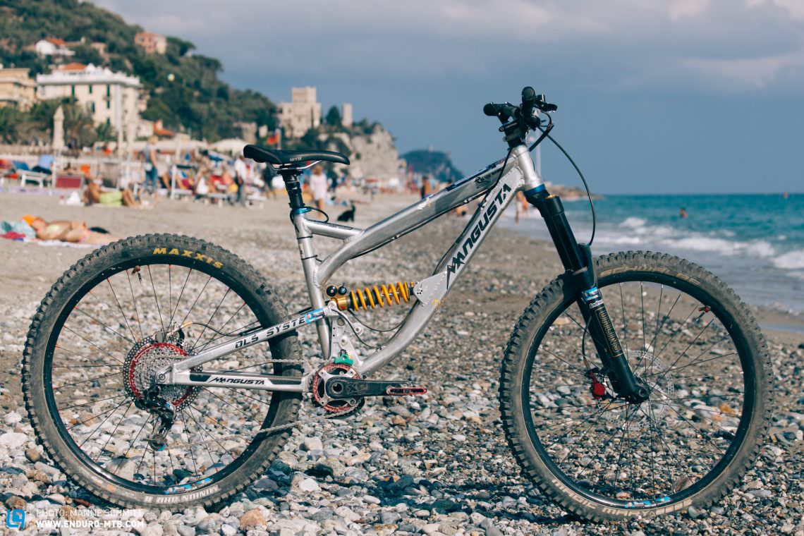 Mangusta ist eine kleine italienische Bikeschmiede, die im Jahr weniger als 20 Downhill-Rahmen baut. Für das Endurosegment wurde die Black Mamba entwickelt, die ihre Downhill-Gene nicht verleugnen kann.