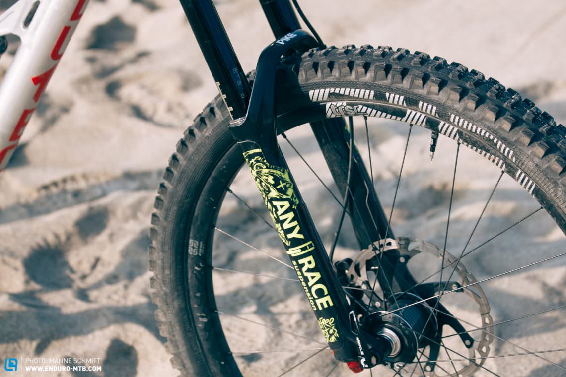 He’s been riding with a RockShox PIKE fork on his bike for a while, which he got tuned by Anyrace Suspension in Munich. He’s stoked with the performance of the Golden Ride tuning on the forks: it’s reassuringly stiff in the stroke and super sensitive.