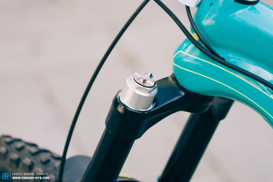 The SUNTOUR DUROLUX fork with 170 mm of suspension has been modified by his team BH Gravity Team to hold a sort of additional tank to increase the air volume.