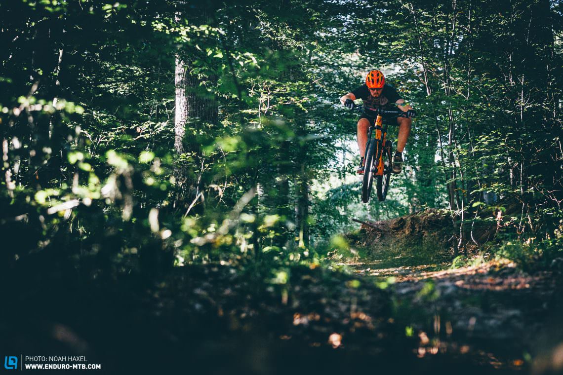 Whatever the situation, the Devinci Troy Carbon RR dishes out confidence and fierce fun!