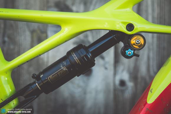 Keep it simple With mind-bogglingly complex internals thanks to its Twin Tube technology, the Öhlins STX rear shock teams said complexity with a brilliantly simple set-up.