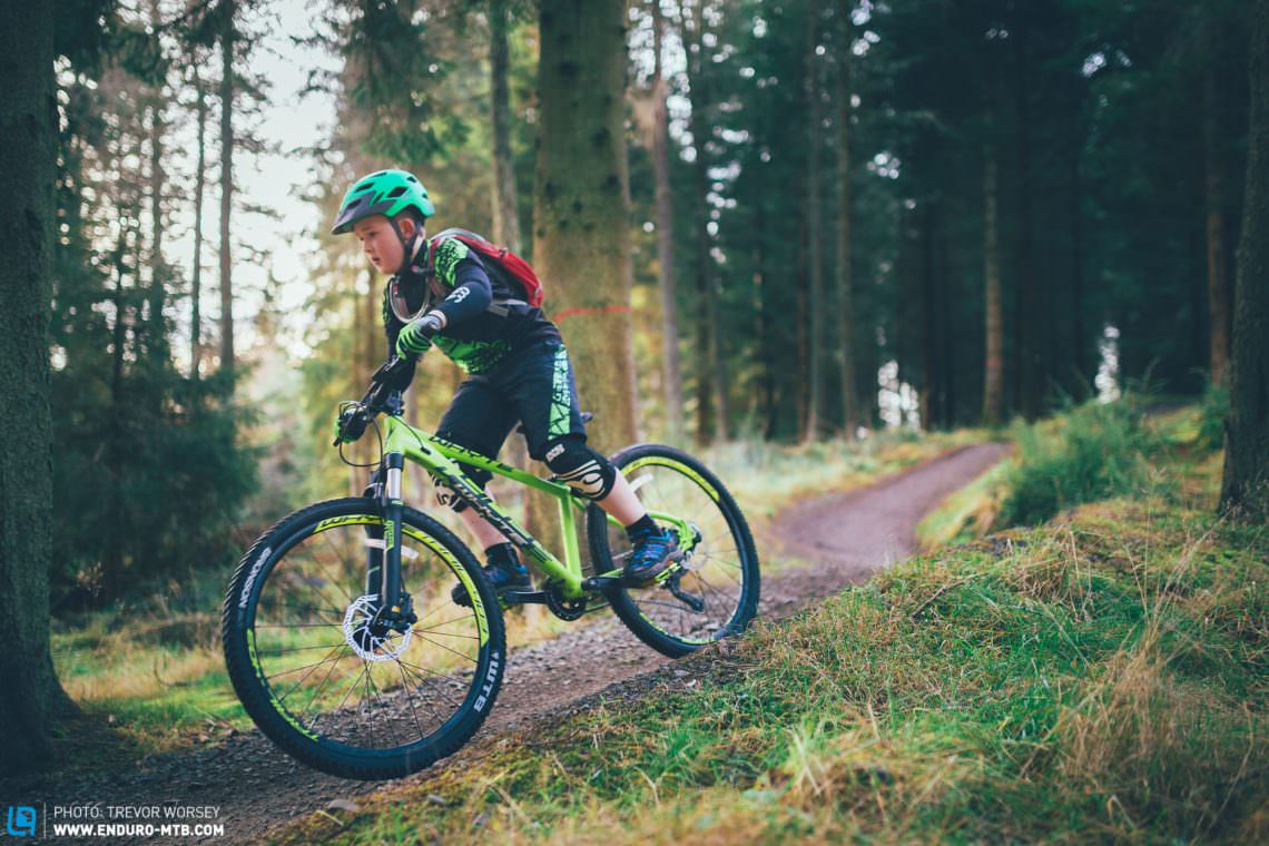 10-years old and loving it! The Whyte 403’s confident handling, proper tyres and powerful brakes add bags of confidence. Riding kit: Jersey: Endura Kids Hummvee €34.99, Shorts; Endura Kids Hummvee €39.99 Gloves: Endura Kids Hummvee €19.99