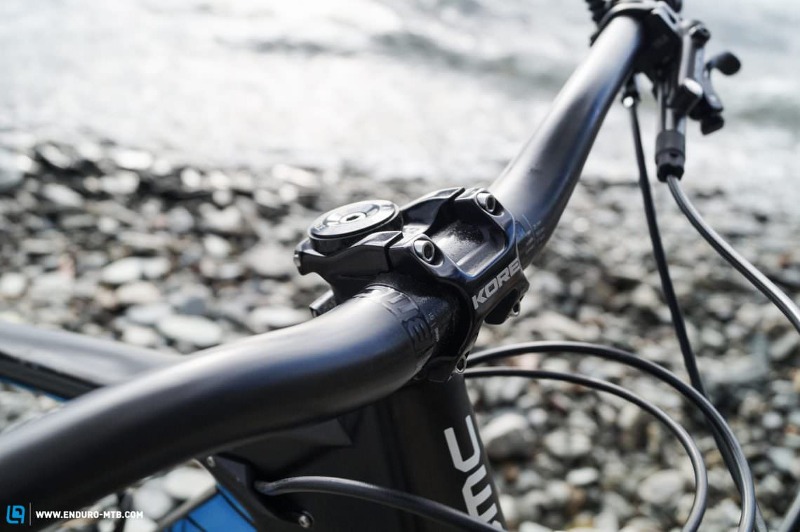 The cockpit had to welcome a short 35 mm KORE Repute stem. The high quality, 750 mm carbon bars are BMC’s own design.