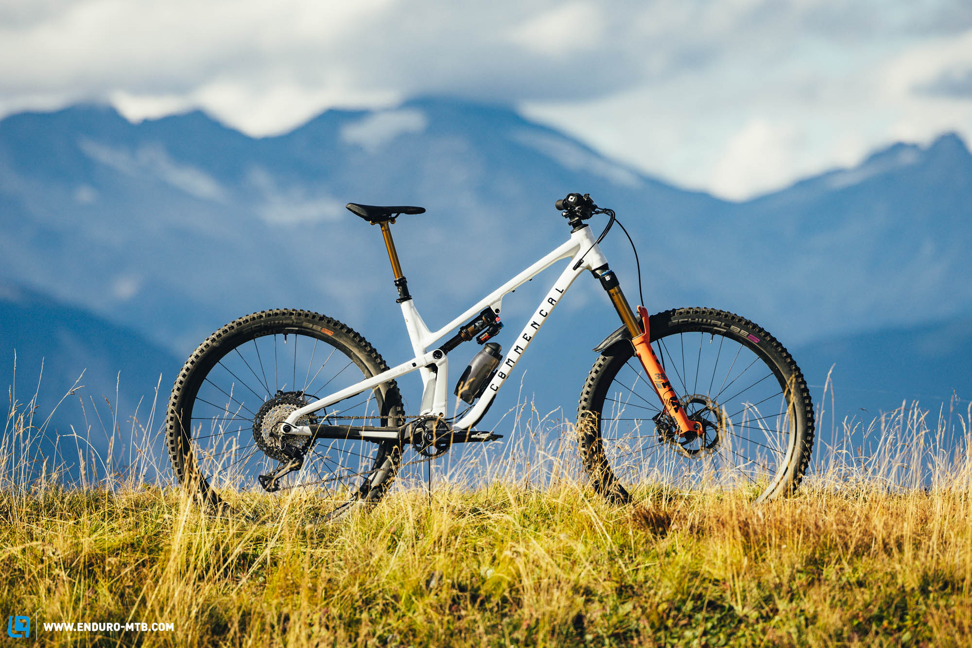 COMMENCAL META V5 2023 exclusive first ride review - A new enduro whip for the Andorran manufacturer
